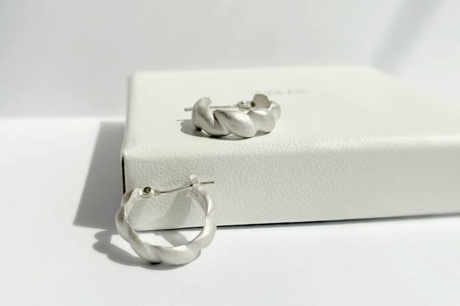 ピアス